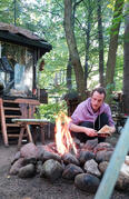 Lesen, Spielen, musizieren an der Feuerstelle