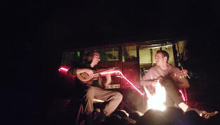 mit Gitarre am Lagerfeuer Stimmung am Waldfloss